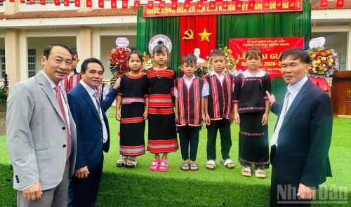 Đại diện lãnh đạo các đơn vị tỉnh Quảng Ngãi, xã Xốp và thầy cô giáo chúc mừng các trường vùng sâu, vùng xa bước vào năm học mới 2026-2027.