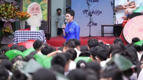 Nhà giáo Văn Thùy Dương phát biểu trong lễ khai giảng năm học mới. (Ảnh: NTCC)