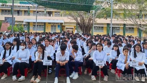 Học sinh Trường trung học phổ thông Lê Hoàng Chiếu dự khai giảng năm học mới. (Ảnh: HOÀNG TRUNG)