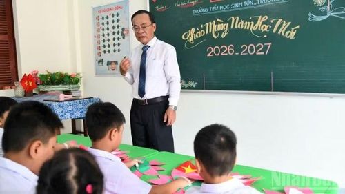 Thầy giáo Phan Quang Tuấn, Trường tiểu học Sinh Tồn, gặp gỡ học sinh sau khi khai giảng. (Ảnh: CTV)