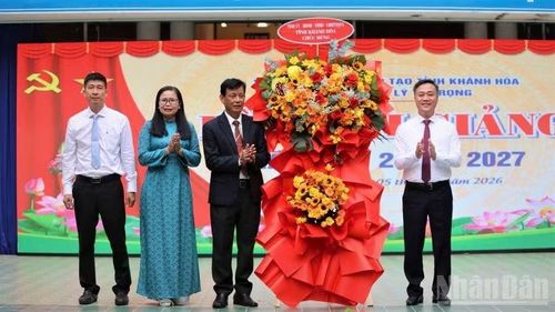 Chủ tịch Ủy ban nhân dân tỉnh Nguyễn Việt Hùng tặng hoa chúc mừng Trường trung học phổ thông Lý Tự Trọng nhân ngày khai giảng năm học mới. (Ảnh: VŨ TÂN)