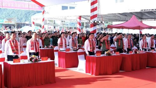 Các đại biểu Trung ương và tỉnh Nghệ An dự Lễ khai giảng tại điểm cầu Trường phổ thông nội trú tiểu học và trung học cơ sở xã Anh Sơn. (Ảnh: TTH)