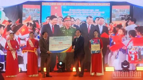 Phó Thủ tướng Hồ Quốc Dũng tặng sách giáo khoa và sách tham khảo cho Trường phổ thông nội trú tiểu học và trung học cơ sở Ia Púch. (Ảnh: PHÚC THẮNG)