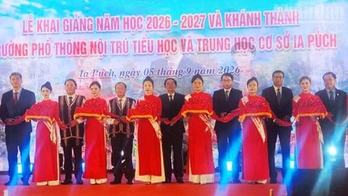 Phó Thủ tướng Hồ Quốc Dũng cắt băng khánh thành Trường phổ thông nội trú tiểu học và trung học cơ sở Ia Púch. (Ảnh: PHÚC THẮNG)