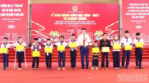 Phó Bí thư Tỉnh ủy, Chủ tịch Hội đồng nhân dân tỉnh Lâm Đồng Lưu Văn Trung tặng quà cho các em học sinh có hoàn cảnh khó khăn Trường phổ thông nội trú liên cấp tiểu học và trung học cơ sở Thuận An.