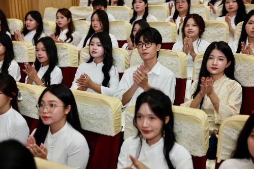 Trường đại học Sư phạm Hà Nội tổ chức chào đón hơn 5.600 tân sinh viên Khóa 76. (Ảnh: THANH TÙNG)