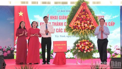 Đại tướng Nguyễn Trọng Nghĩa, Ủy viên Bộ Chính trị, Bí thư Trung ương Đảng, Chủ nhiệm Tổng cục Chính trị Quân đội tặng quà Trường trung học phổ thông chuyên Trần Văn Giàu.