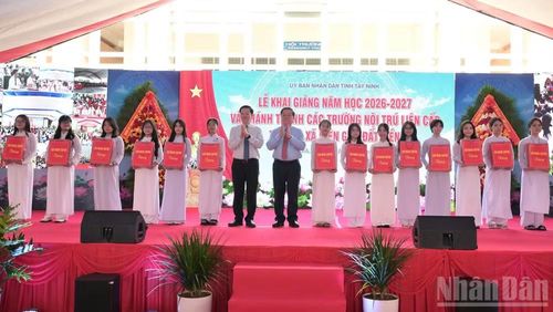 Đại tướng Nguyễn Trọng Nghĩa trao quà tặng học sinh có hoàn cảnh khó khăn.