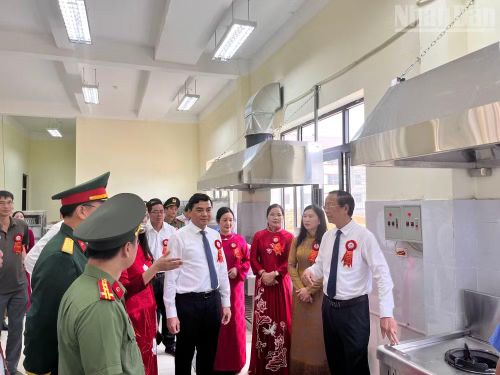 Các đại biểu kiểm tra khu vực phòng ăn của trường. (Ảnh: QUỐC ĐẠT)