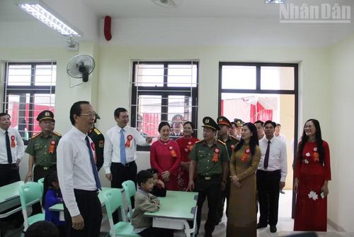 Các đại biểu tham quan phòng học của các học sinh. (Ảnh: QUỐC ĐẠT)