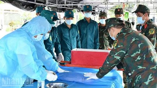 Cán bộ, chiến sĩ thực hiện lấy mẫu ADN. (Ảnh: PHƯƠNG VŨ)