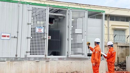 Công nhân kiểm tra hệ thống pin lưu trữ tại Trạm biến áp 110kV Song Khê, Bắc Ninh. (Ảnh: LÊ CHI)