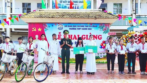 Thượng tá Lê Hoàng On, Phó Chủ nhiệm Chính trị Bộ đội Biên phòng Cà Mau, tặng học bổng cho các em học sinh tại Trường trung học phổ thông Gành Hào (xã Gành Hào, tỉnh Cà Mau). (Ảnh: HOÀNG TÁ)