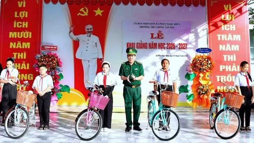 Đại tá Hà Văn Thanh, Chỉ huy trưởng Bộ đội Biên phòng Cà Mau, tặng học bổng và xe đạp cho các em học sinh Trường trung học cơ sở Bông Văn Dĩa (xã Phan Ngọc Hiển, tỉnh Cà Mau). (Ảnh: HOÀNG TÁ)