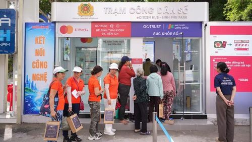  Đông đảo người dân lựa chọn sử dụng các tiện ích tại các Trạm công dân số (Ảnh: H.Khánh) 