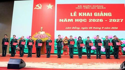 Trung tướng Đỗ Minh Xương, Giám đốc Học viện Lục quân trao quyết định của Bộ Quốc phòng chứng nhận sĩ quan chuyên môn-kỹ thuật-nghiệp vụ. (Ảnh: BẢO VĂN)