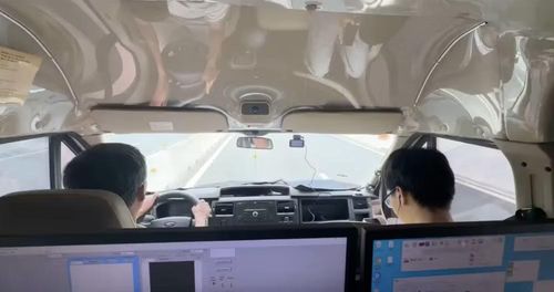 Xe khảo sát tiến hành thu thập dữ liệu trên đường cao tốc.