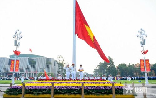Quốc kỳ tung bay trong nắng sớm. Ảnh: qdnd.vn