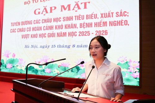 Đặng Thị Trà My phát biểu tại buổi tuyên dương.
