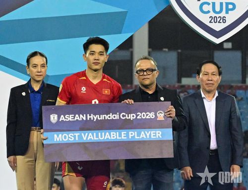 Đình Bắc nhận danh hiệu Cầu thủ xuất sắc nhất ASEAN Cup 2026. Ảnh: TRỌNG HẢI