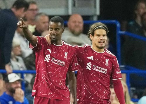 Isak (trái) ghi cú đúp giúp Liverpool thắng trận đầu tiên. Ảnh: AP
