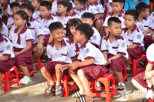 Các em học sinh tại Lễ khai giảng ở Phân hiệu Thủy Tây (Trường Tiểu học Thạnh Hóa, tỉnh Tây Ninh). Ảnh: LÊ TIẾN BIN
