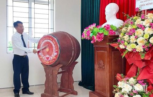 Tiếng trống khai trường tại điểm trường ở đảo Trần.