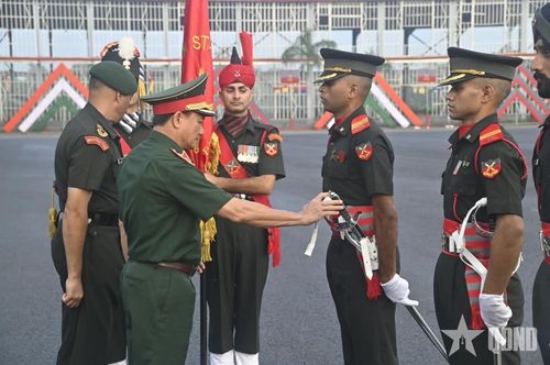 Trung tướng Lê Văn Hướng dự Lễ tốt nghiệp của học viên Trường Sĩ quan Lục quân Ấn Độ.