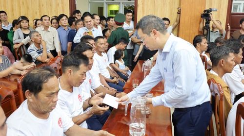 Chủ tịch UBND TP Đà Nẵng Nguyễn Mạnh Hùng tặng quà động viên các ngư dân.