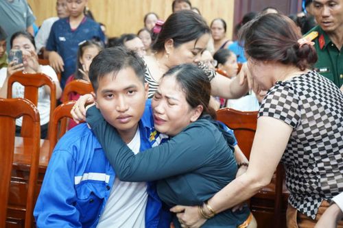 Niềm vui của người mẹ gặp lại con sau những ngày mất tích trên biển.