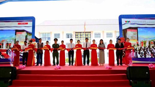 Phó Thủ tướng Chính phủ Phạm Thị Thanh Trà cùng các đại biểu thực hiện nghi thức cắt băng khánh thành.