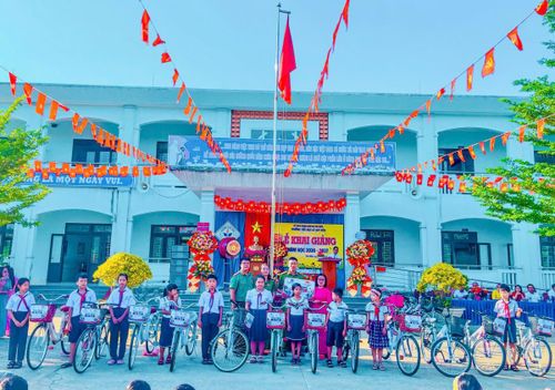 12 học sinh Trường Tiểu học Lê Quý Đôn, xã Thu Bồn được trao yêu thương, tiếp sức đến trường.