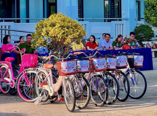 12 chiếc xe đạp được Công an xã Thu Bồn trao tặng tại lễ khai giảng năm học mới.