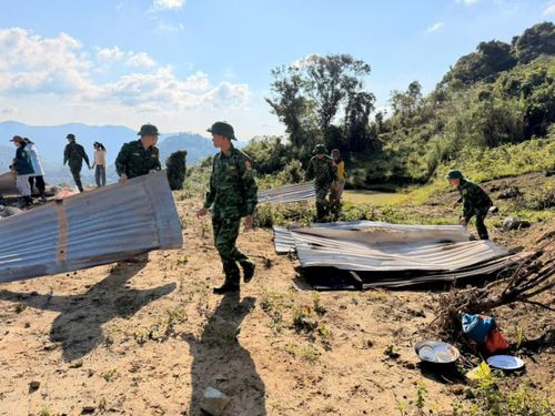 Lực lượng BĐBP tiếp cận vụ cháy hỗ trợ nhân dân.