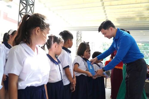 Bí thư thường trực T.Ư Đoàn Nguyễn Minh Triết trao học bổng cho học sinh nhà trường.