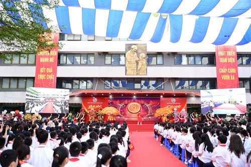  Không khí khai giảng tại Trường THCS Trần Duy Hưng, Hà Nội, sáng 5-9. Ảnh: ĐỖ TRUNG 