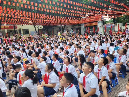 Học sinh dự lễ khai giảng tại Trường Tiểu học Nguyễn Du. Ảnh: LÂM NGUYÊN 