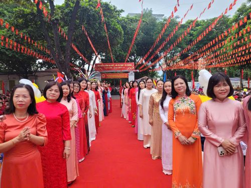  Giáo viên dự lễ khai giảng tại Trường Tiểu học Nguyễn Du. Ảnh: LÂM NGUYÊN 