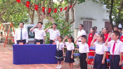 Lễ chào cờ trang nghiêm trong buổi Lễ khai giảng tại Trường Tiểu học Trường Sa