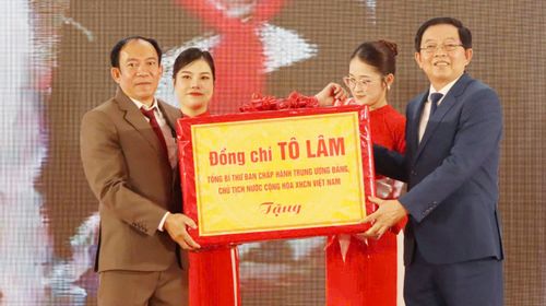 Phó Thủ tướng Hồ Quốc Dũng trao quà của Tổng Bí thư, Chủ tịch nước Tô Lâm cho Trường Phổ thông nội trú Tiểu học và THCS Ia Púch. Ảnh: HỮU PHÚC