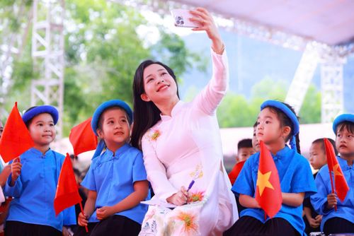 Cô và trò Trường Phổ thông nội trú Tiểu học và THCS Bình Liêu, tỉnh Quảng Ninh ngày khai giảng, sáng 5-9. Ảnh: VIẾT CHUNG