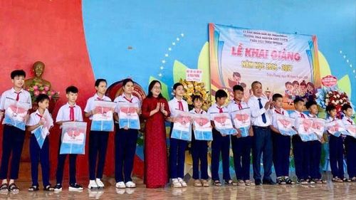 Chương trình "Áo ấm đến trường" do Báo SGGP phát động đến với học sinh phân hiệu Trường Nguyễn Bỉnh Khiêm ở thôn Triệu Thượng, xã Triệu Phong, tỉnh Quảng Trị trong buổi khai giảng năm học mới 2026-2027, sáng 5-9. Ảnh: MINH HỒNG