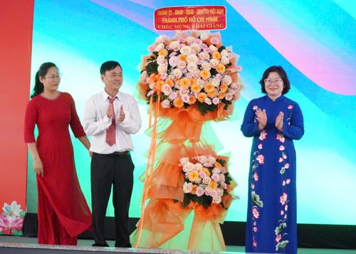  Phó Bí thư Thành ủy TPHCM Văn Thị Bạch Tuyết tặng lẵng hoa chúc mừng lễ khai giảng năm học mới 