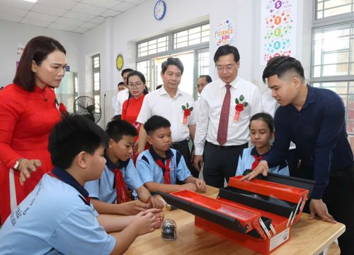  Đồng chí Lê Quốc Phong tham quan phòng học STEM. Ảnh: HOÀNG TRIỀU 