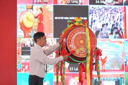  Hiệu trưởng Trường Tiểu học Bình Chuẩn 3 Hồ Văn Dũng đánh trống khai giảng năm học mới 