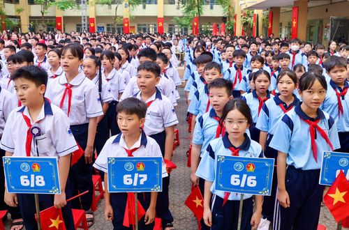  Học sinh trường THCS Nguyễn Trãi dự lễ khai giảng năm học mới. Ảnh: HOÀNG TRIỀU 