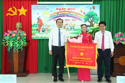  Đồng chí Lê Văn Minh, Tổng Giám đốc Cơ quan Báo và Phát thanh, Truyền hình TPHCM cùng lãnh đạo xã Bàu Bàng tặng Cờ thi đua cho nhà trường 