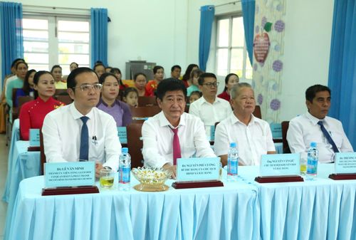  Đồng chí Lê Văn Minh, Tổng Giám đốc Cơ quan Báo và Phát thanh, Truyền hình TPHCM cùng lãnh đạo xã Bàu Bàng dự lễ khai giảng tại Trường Mầm non Bàu Bàng 