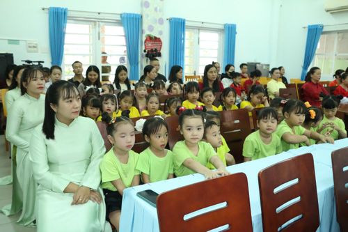  Cô và trò Trường Mầm non Bàu Bàng trong ngày khai giảng 