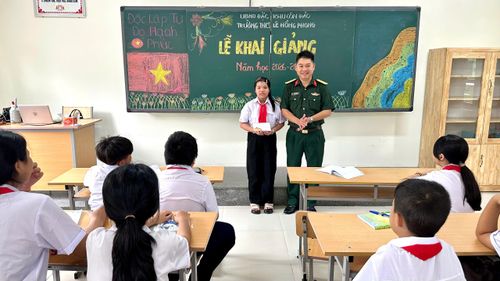 Trao học bổng “Nâng bước em đến trường” cho em Nguyễn Thị Duy Anh